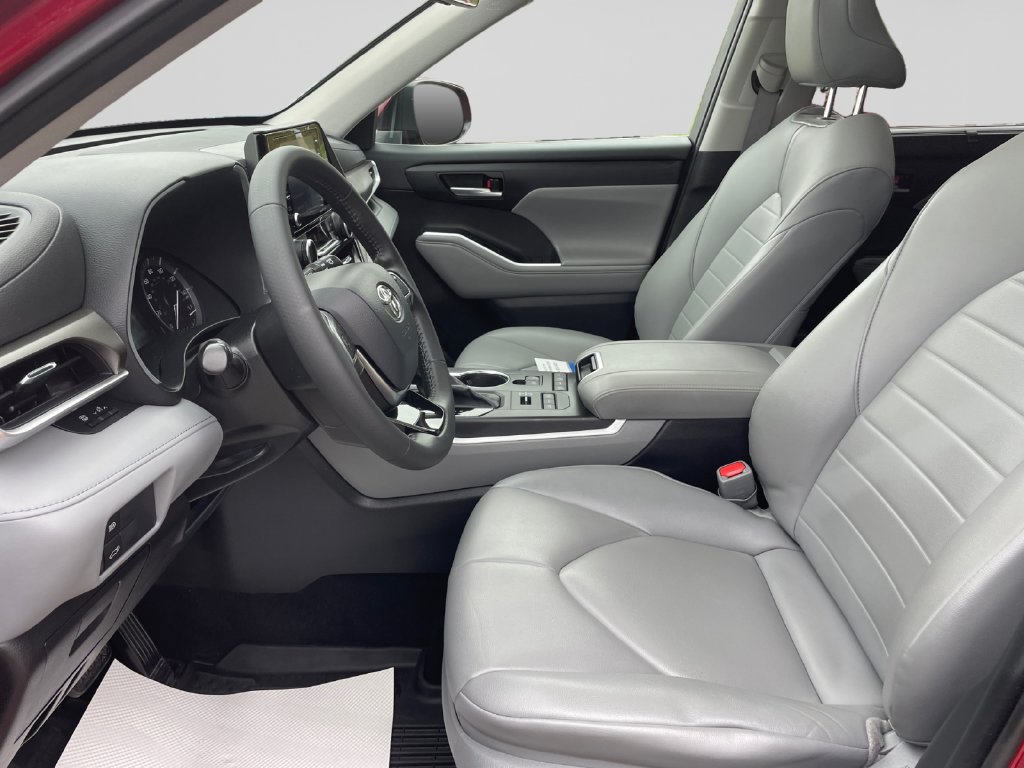 Used 2021 Toyota Highlander XLE AWD/4WD image 21