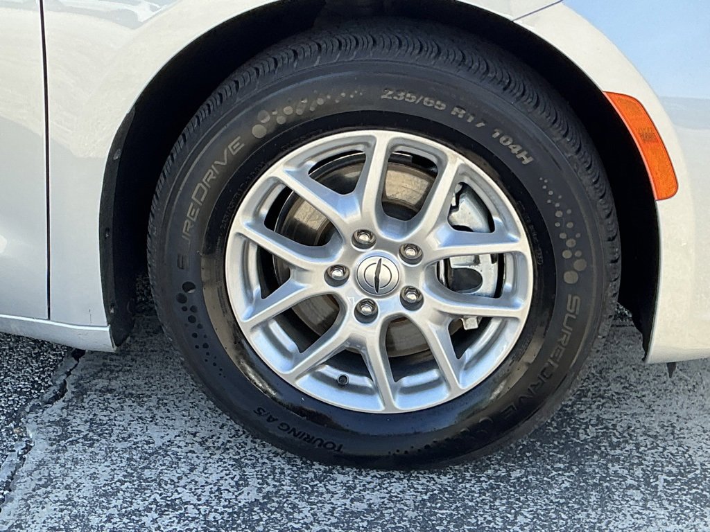 Used 2024 Chrysler Pacifica Touring-L image 16