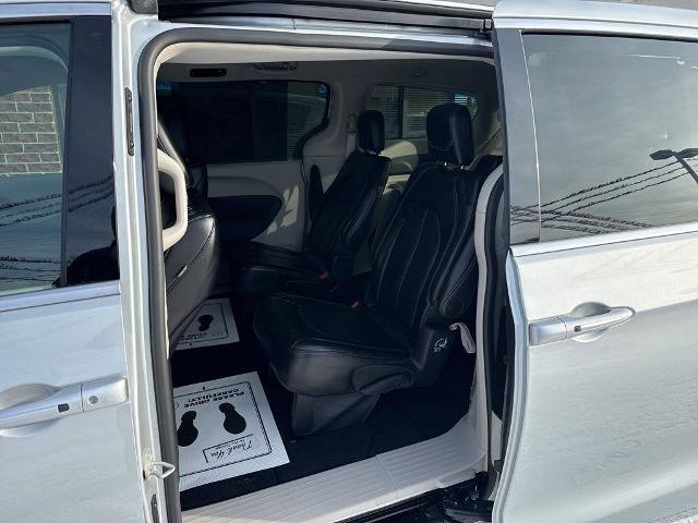 Used 2024 Chrysler Pacifica Touring-L image 6