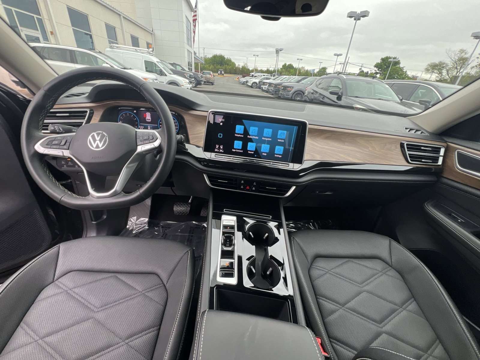 Used 2025 Volkswagen Atlas SE FWD image 30
