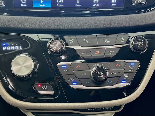 Used 2024 Chrysler Pacifica Touring-L image 17