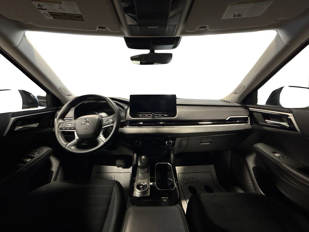 Used 2025 Mitsubishi Outlander SE image 22