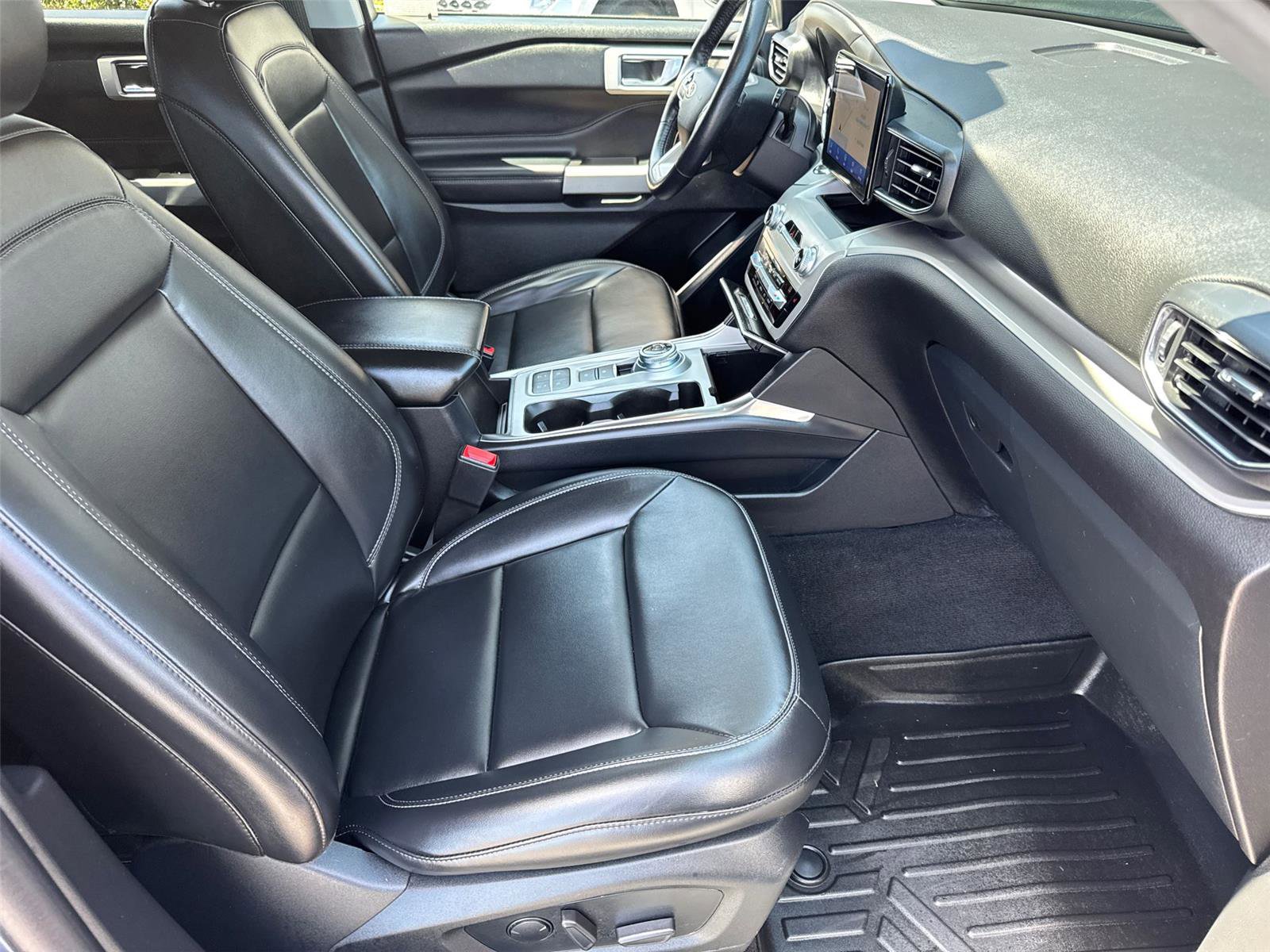 Certified 2021 Ford Explorer XLT w/ Equipment Group 202A RWD image 16