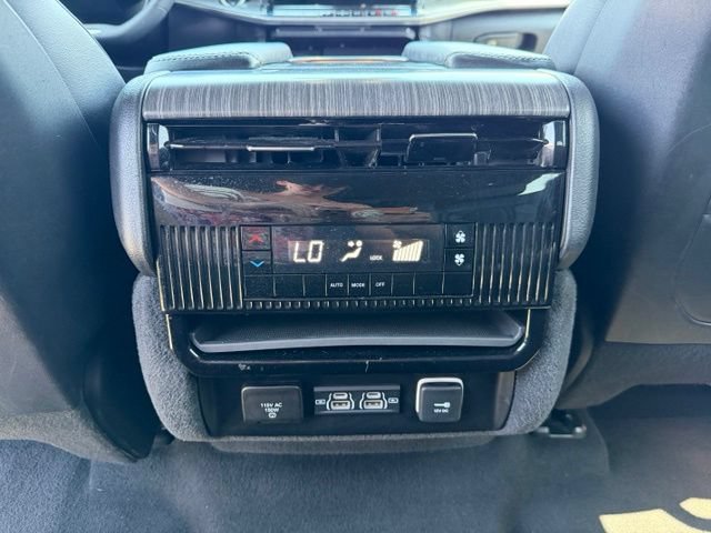 Used 2024 Jeep Wagoneer L Series II RWD image 24