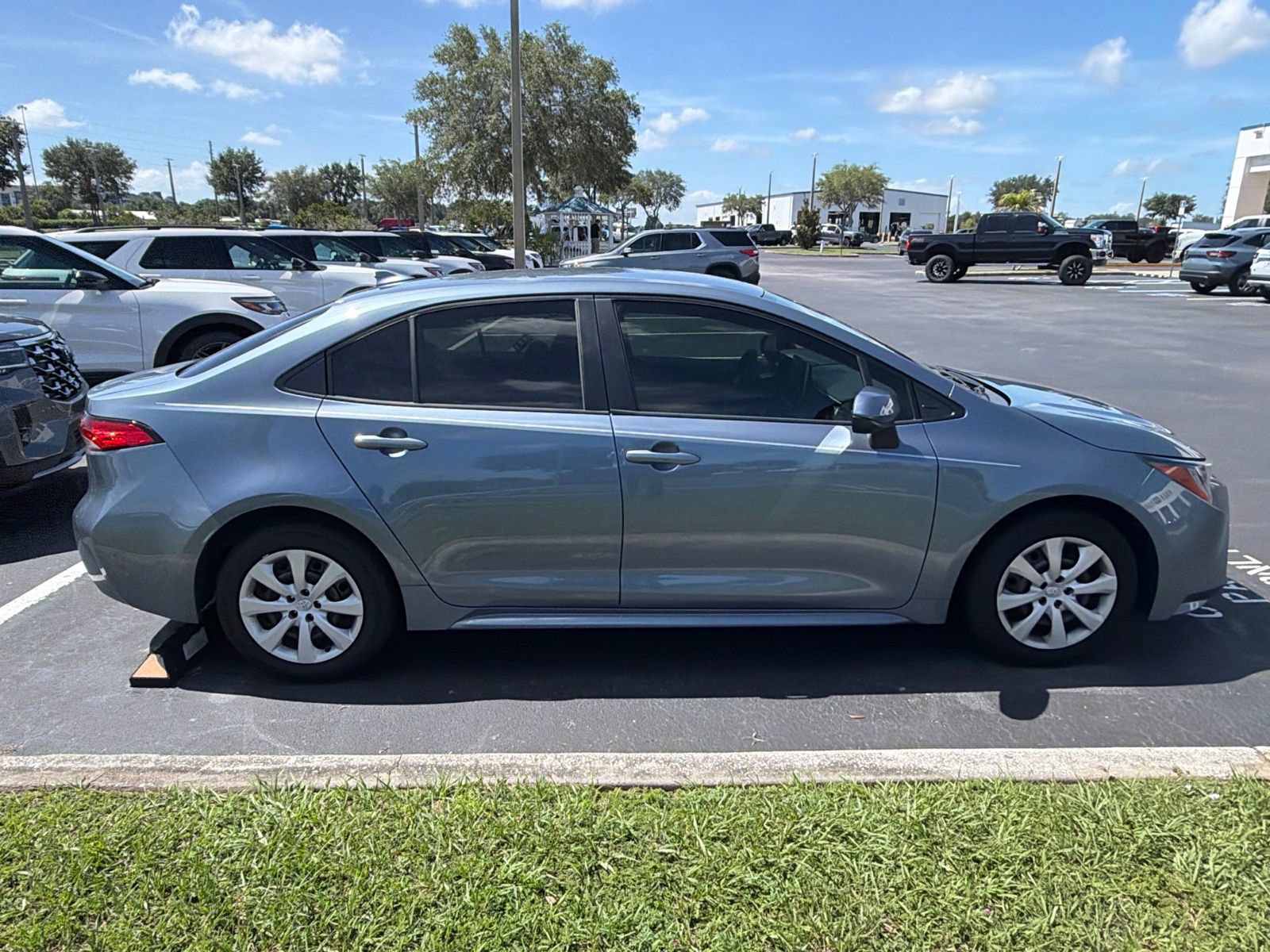 Used 2021 Toyota Corolla LE FWD image 2