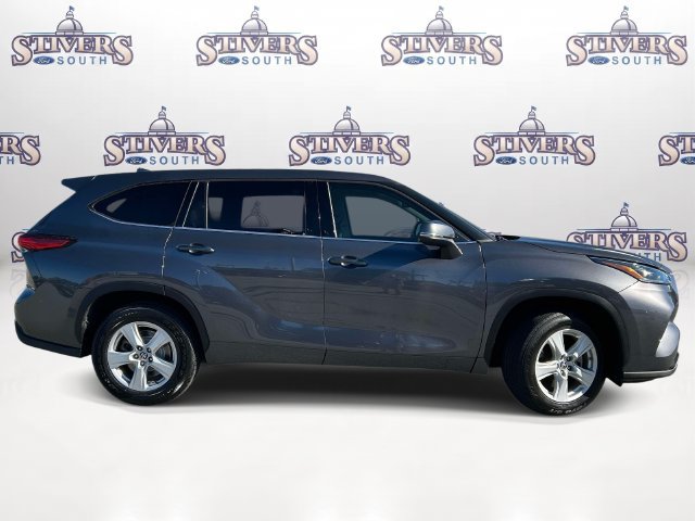 Used 2021 Toyota Highlander LE FWD image 2