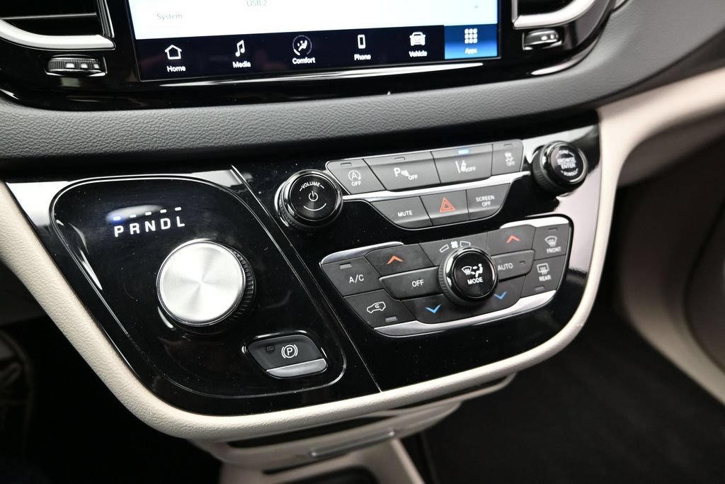 Used 2024 Chrysler Pacifica Touring-L FWD image 36