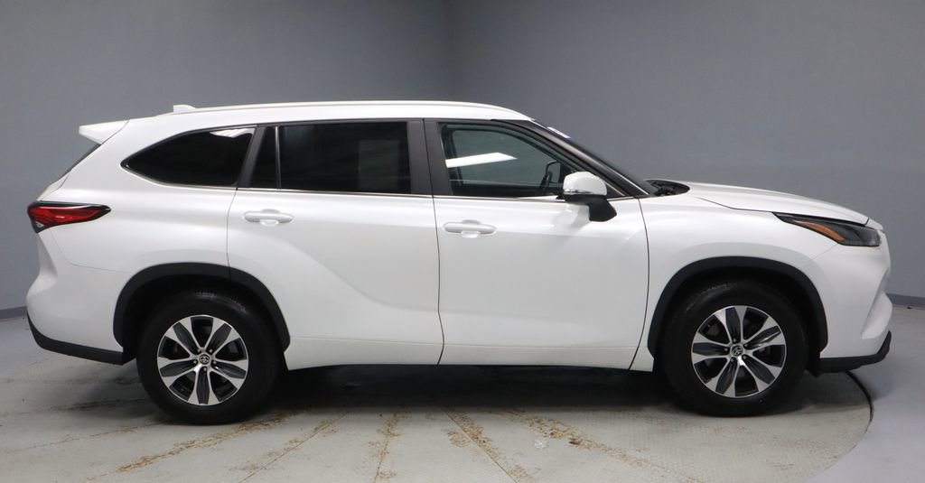 Used 2023 Toyota Highlander XLE FWD image 11