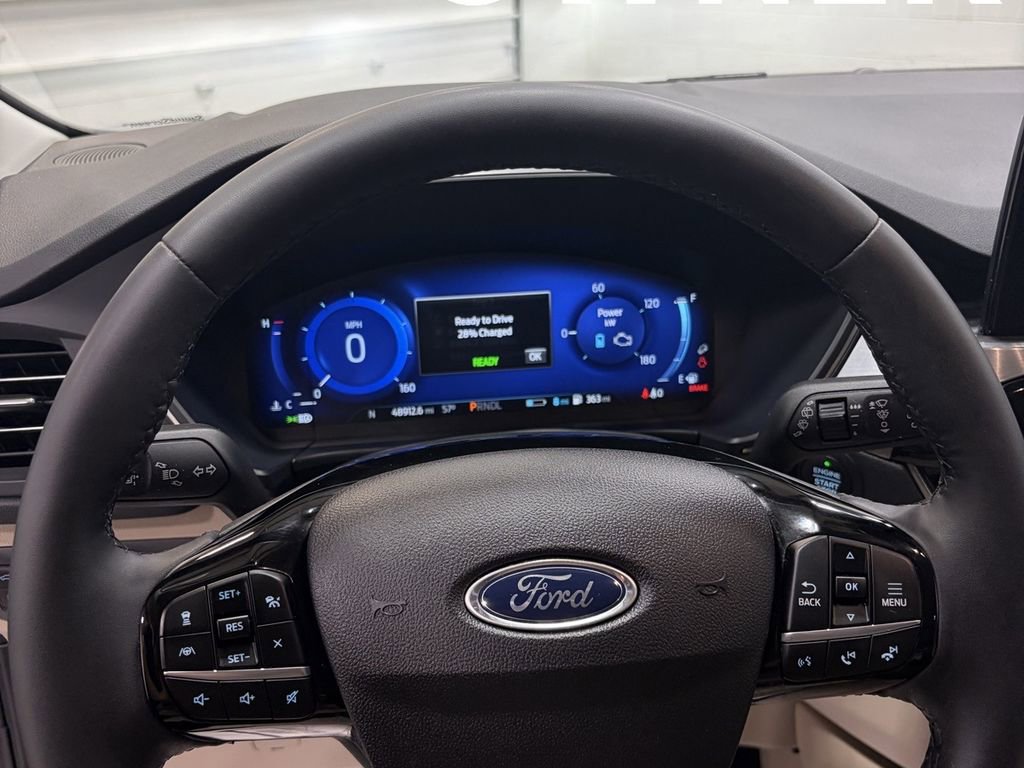 Certified 2022 Ford Escape Titanium w/ Class II Trailer Tow Package image 13