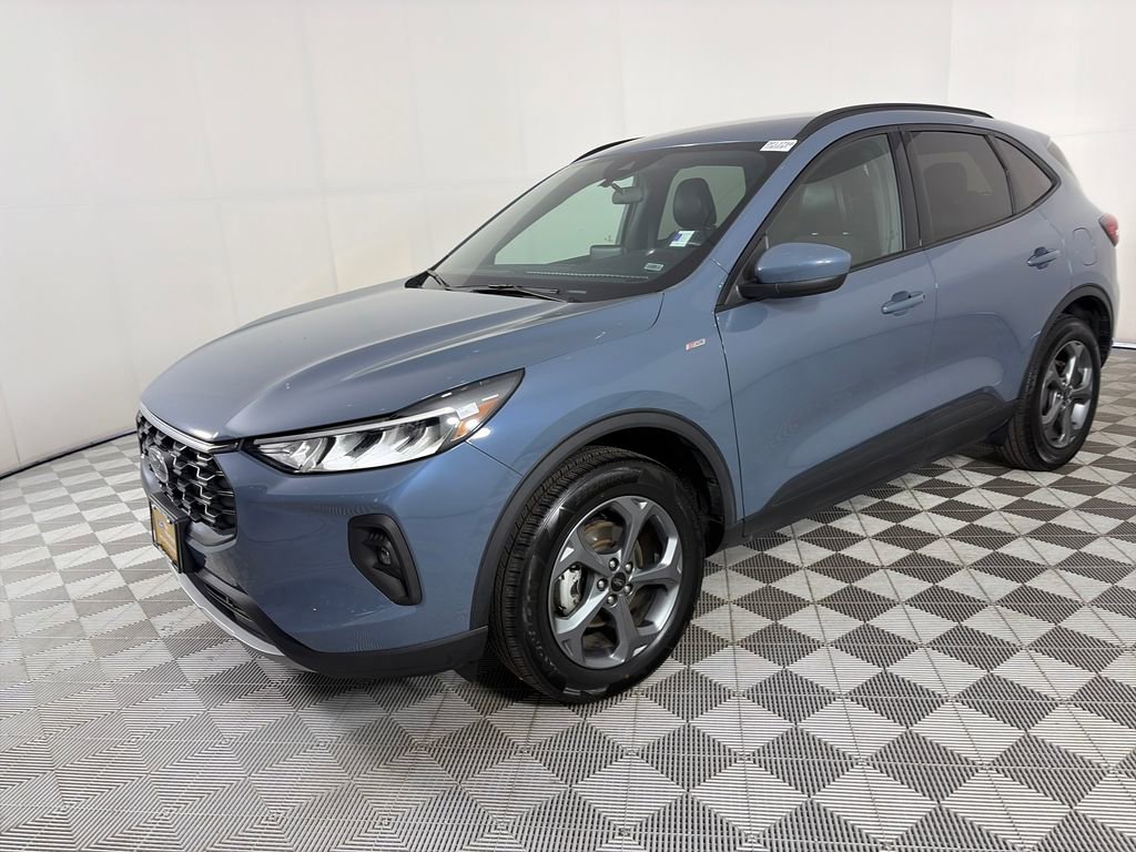 Certified 2025 Ford Escape ST-Line Select AWD/4WD image 3