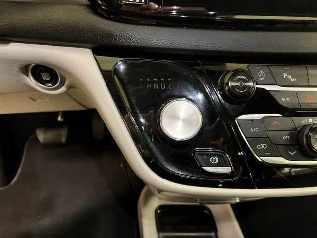 Used 2024 Chrysler Pacifica Touring-L FWD image 13