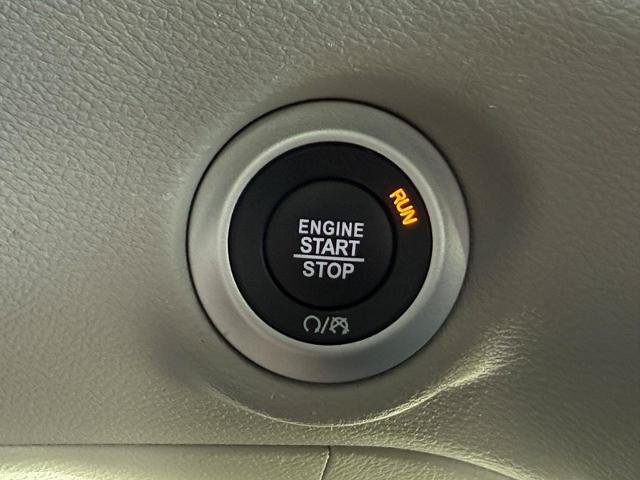 Used 2024 Chrysler Pacifica Touring-L FWD image 16