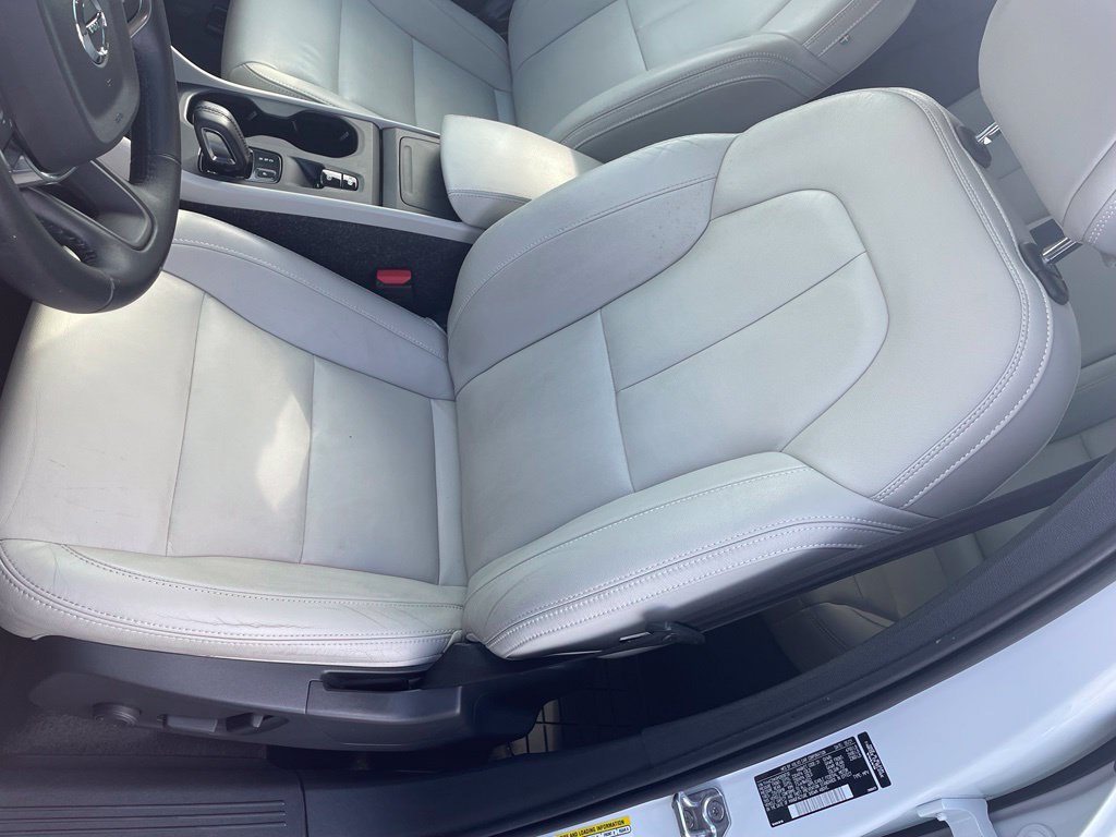 Used 2021 Volvo XC40 T4 Momentum FWD image 10