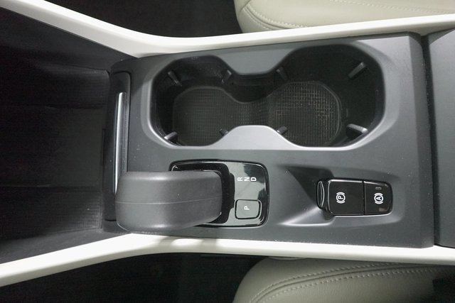 Used 2022 Volvo XC40 T5 Momentum image 25