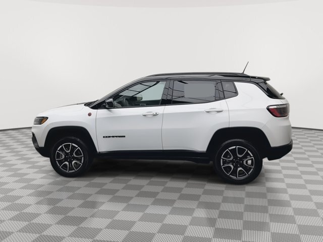 Used 2025 Jeep Compass Trailhawk AWD/4WD image 31