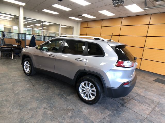 Used 2020 Jeep Cherokee Latitude w/ Cold Weather Group AWD/4WD image 5