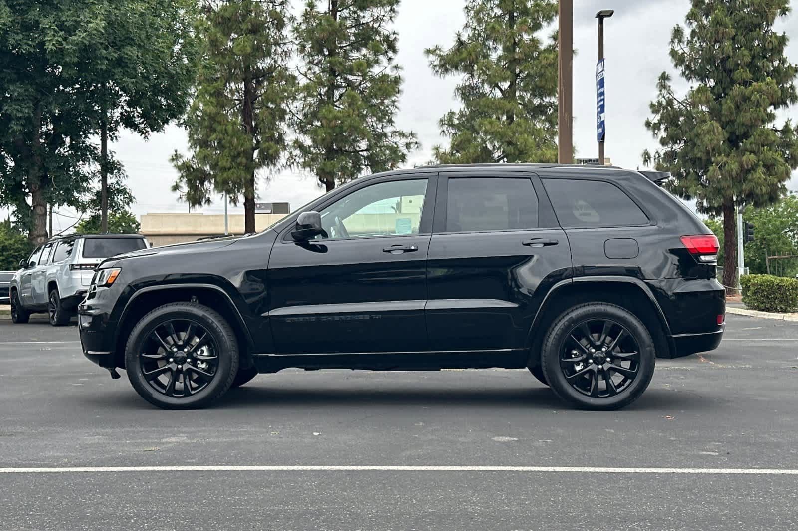 Used 2022 Jeep Grand Cherokee Laredo X AWD/4WD image 5