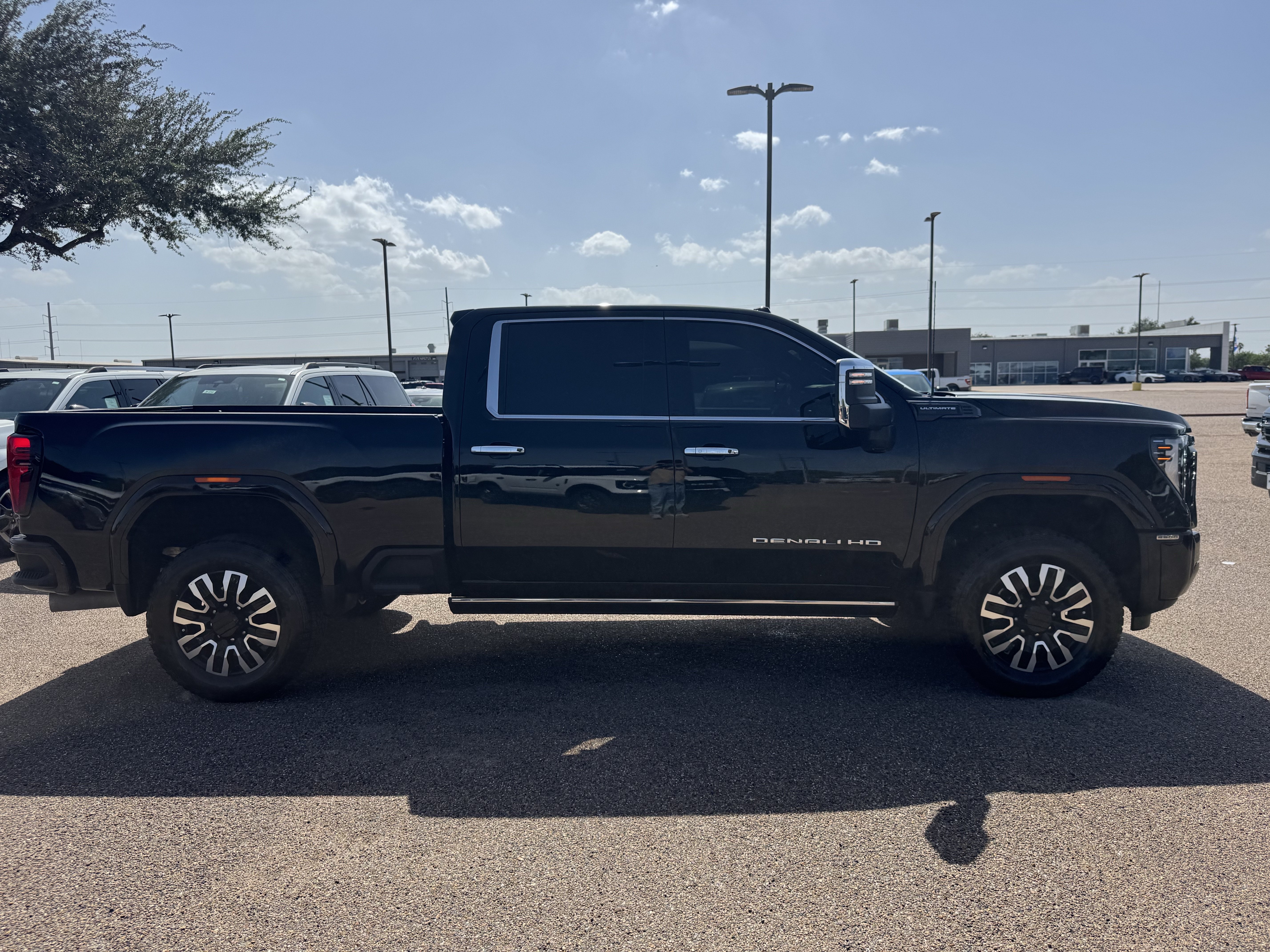 Used 2025 GMC Sierra 2500 Denali Ultimate AWD/4WD image 4