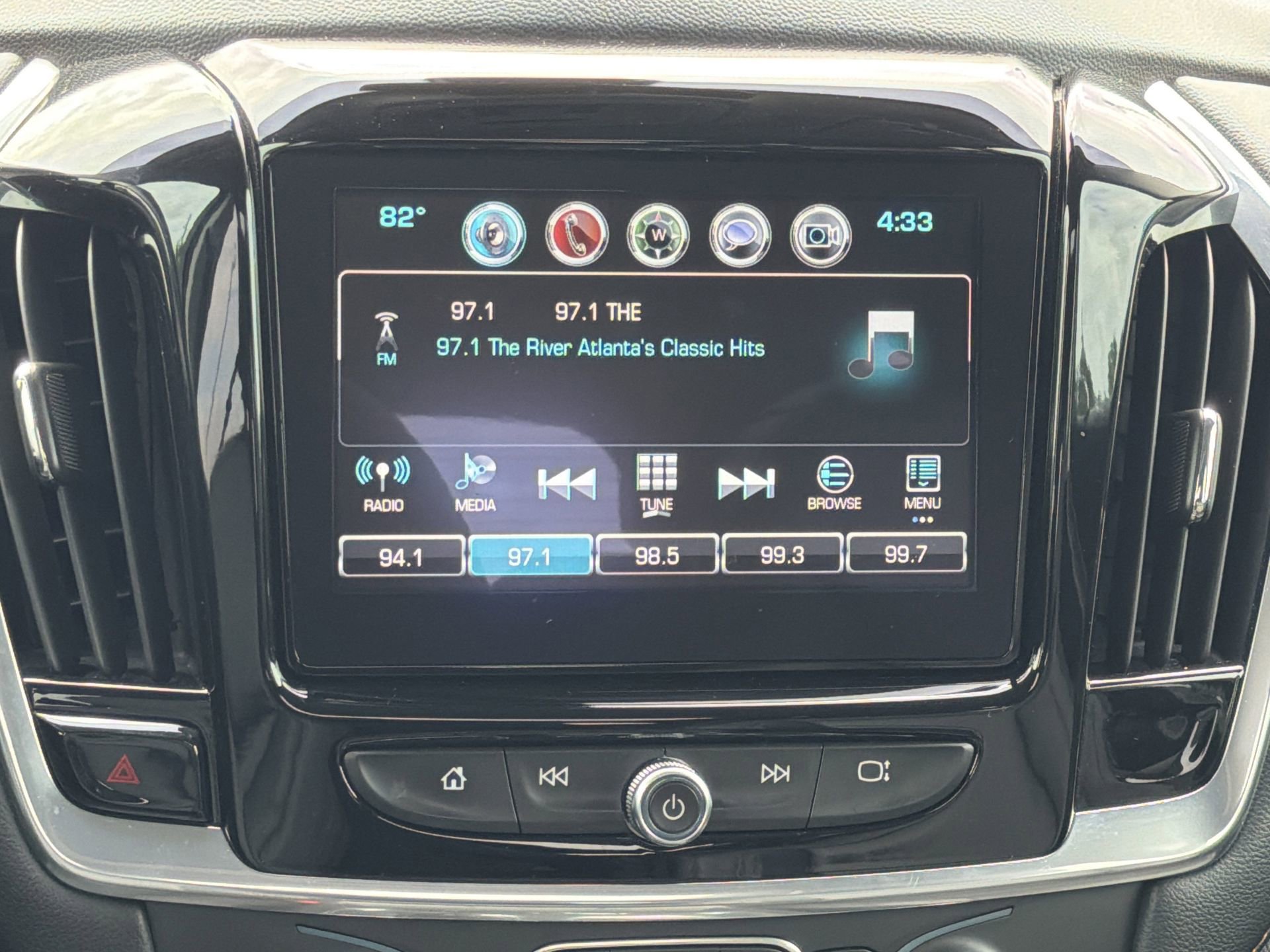 Used 2019 Chevrolet Traverse LT w/ LT Premium Package FWD image 3
