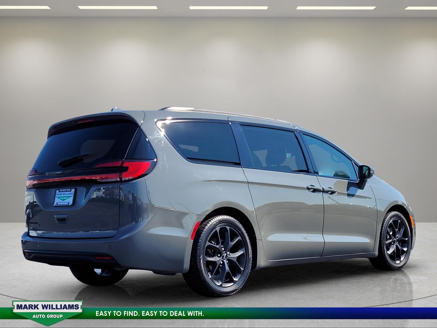 Used 2021 Chrysler Pacifica Touring w/ S Appearance Package FWD image 4
