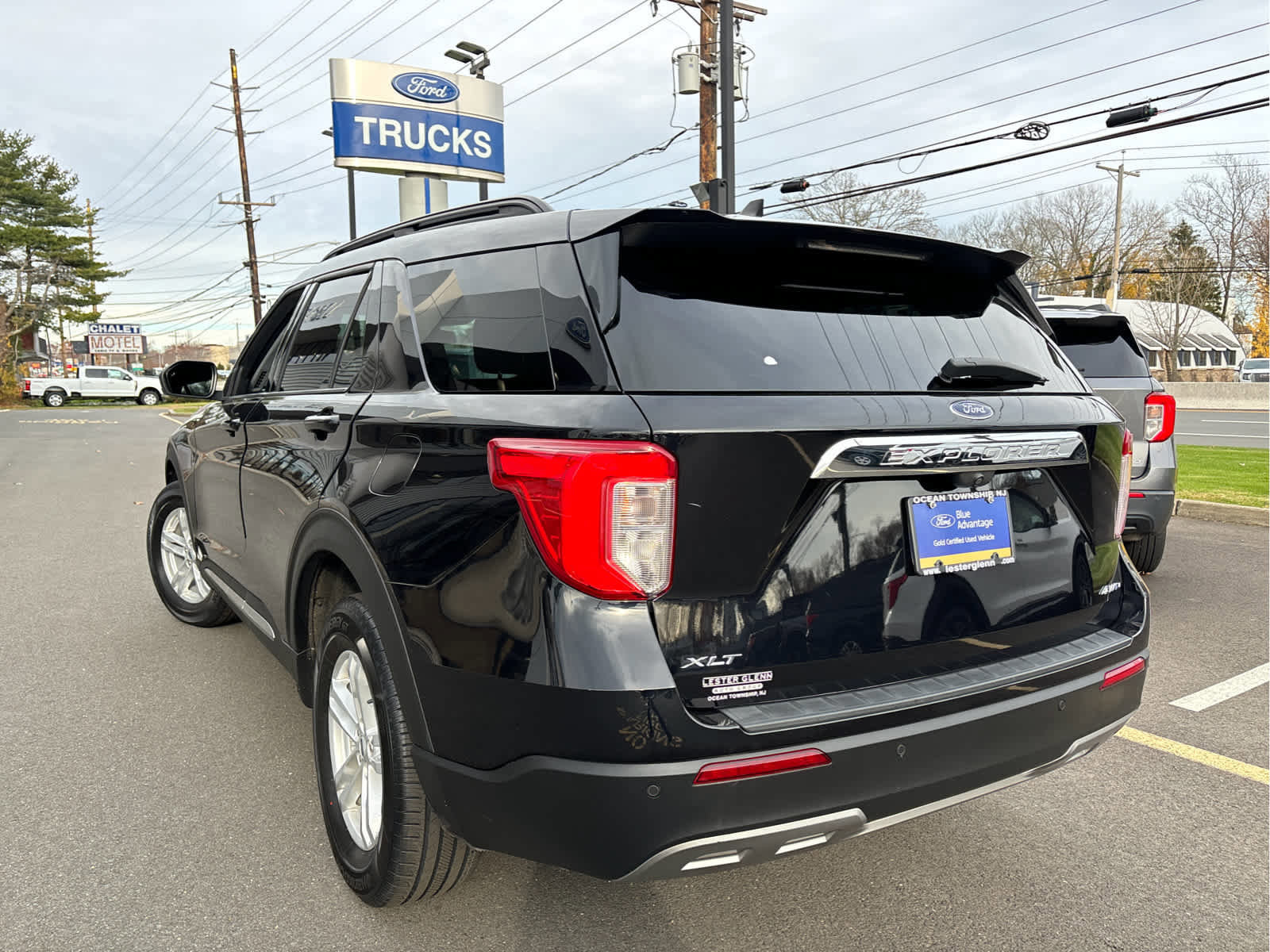 Certified 2022 Ford Explorer XLT w/ Equipment Group 202A image 3