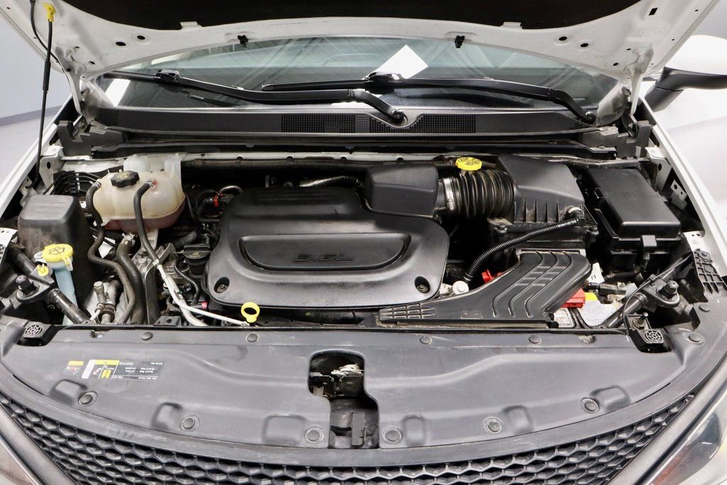 Used 2023 Chrysler Voyager LX image 18