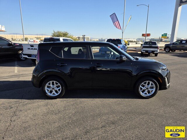 Used 2025 Kia Soul LX w/ LX Technology Package FWD image 8