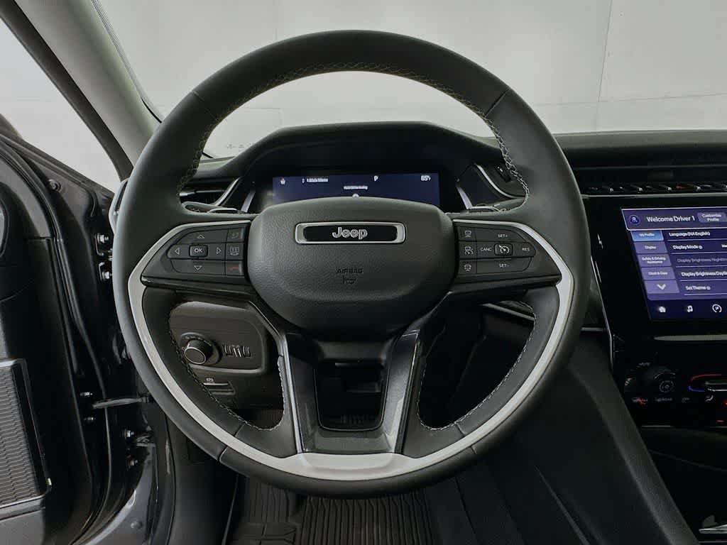 Used 2022 Jeep Grand Cherokee L Laredo w/ Luxury Tech Group I AWD/4WD image 16