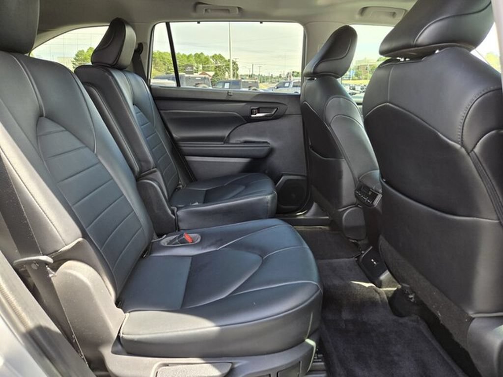 Used 2021 Toyota Highlander XLE FWD image 20