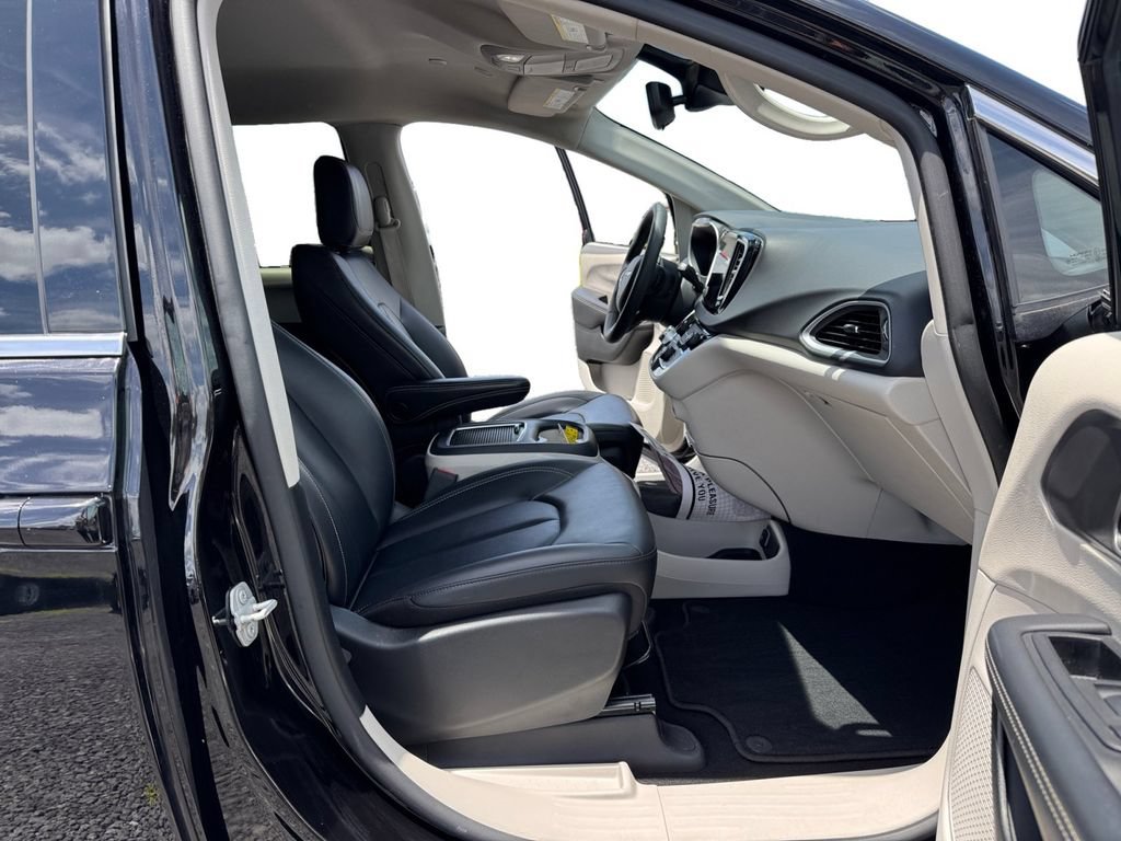 Used 2024 Chrysler Pacifica Touring-L FWD image 20