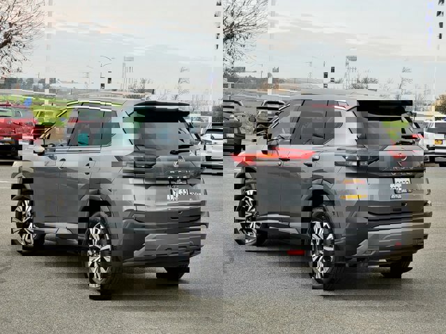 Used 2022 Nissan Rogue SV image 3