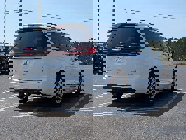 Used 2023 Chrysler Pacifica Limited image 4