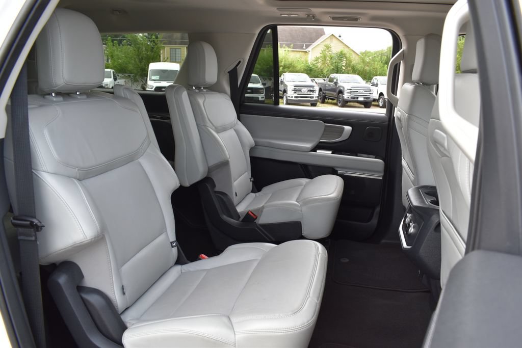 Certified 2025 Ford Expedition Max Platinum w/ Driver's Package AWD/4WD image 29