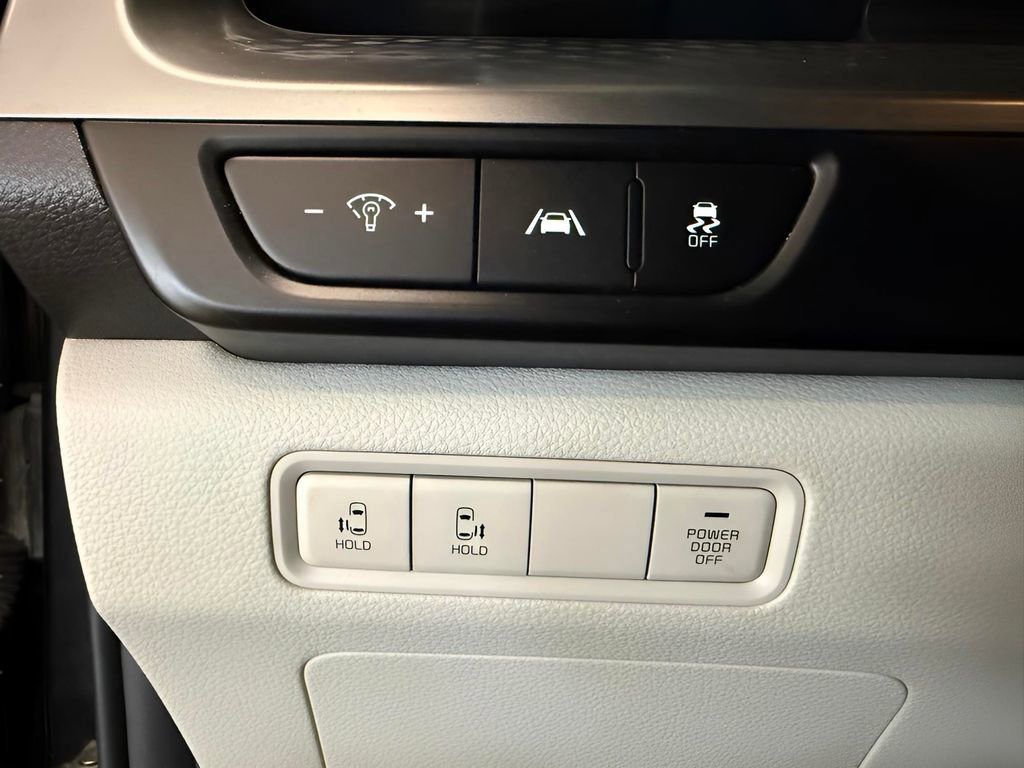 Used 2022 Kia Carnival LX image 19