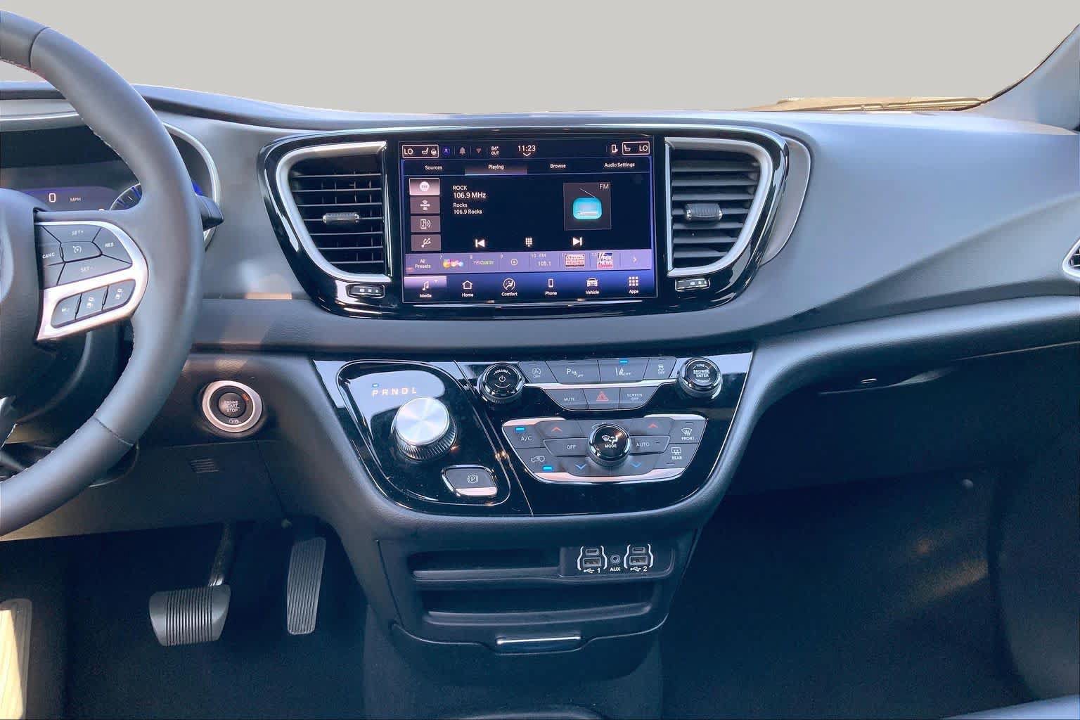 Used 2025 Chrysler Pacifica Select FWD image 7