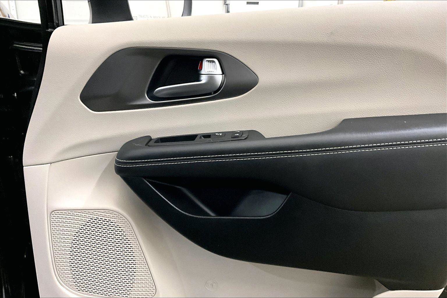 Used 2023 Chrysler Pacifica Touring-L image 23