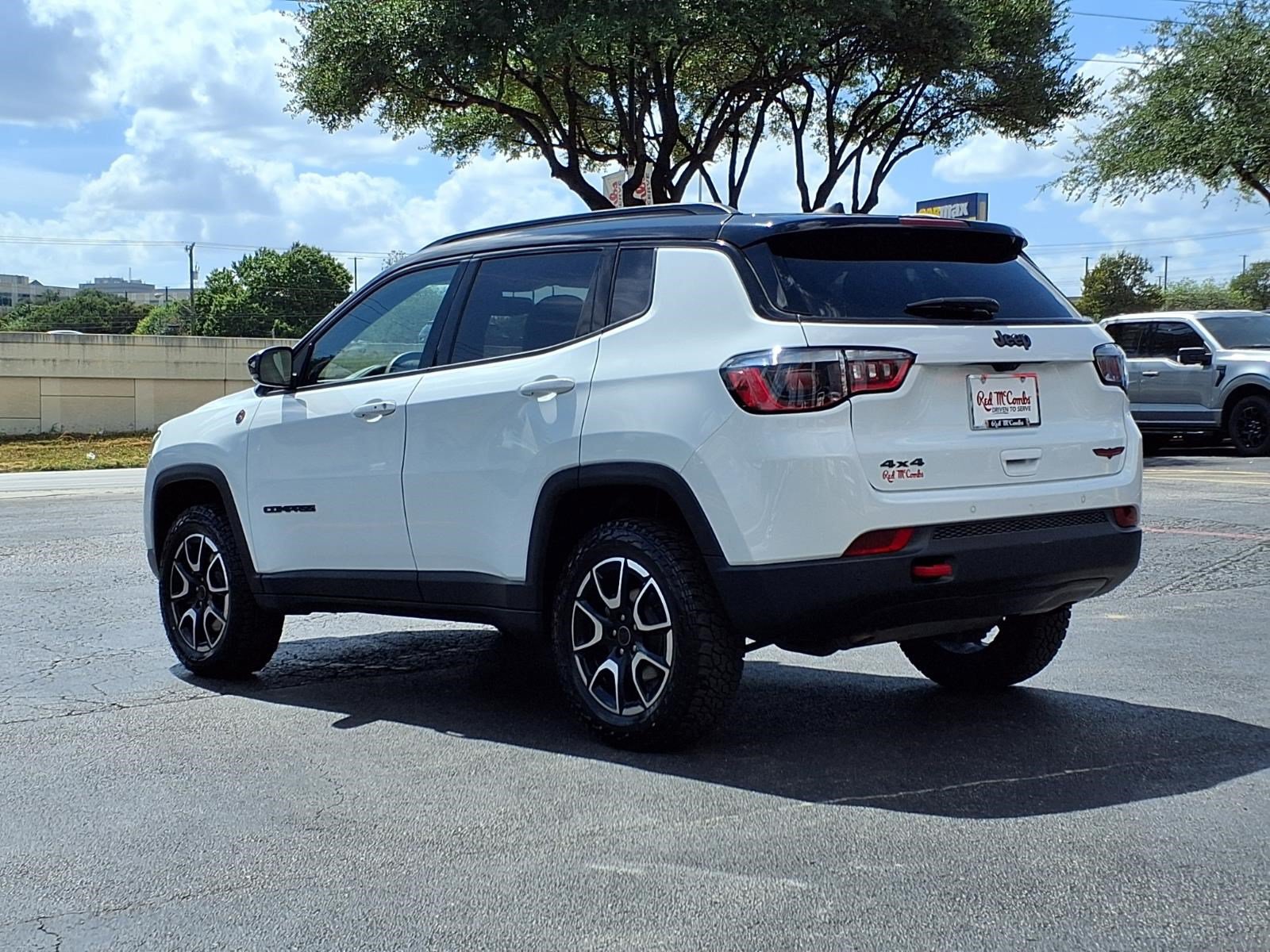 Used 2025 Jeep Compass Trailhawk AWD/4WD image 8