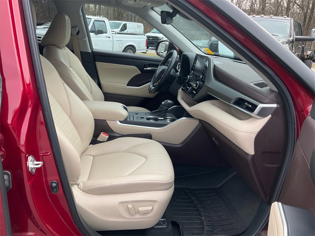 Used 2021 Toyota Highlander XLE image 12