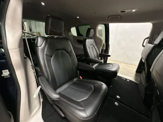 Used 2023 Chrysler Pacifica Touring-L FWD image 23
