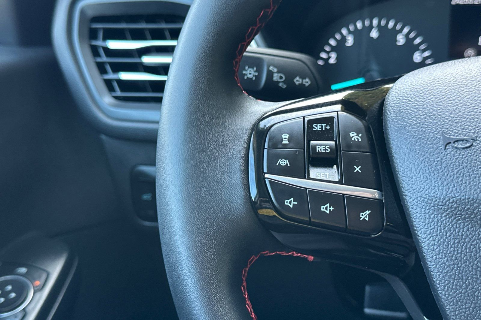Certified 2022 Ford Escape SEL w/ SEL Stealth AWD Package image 35
