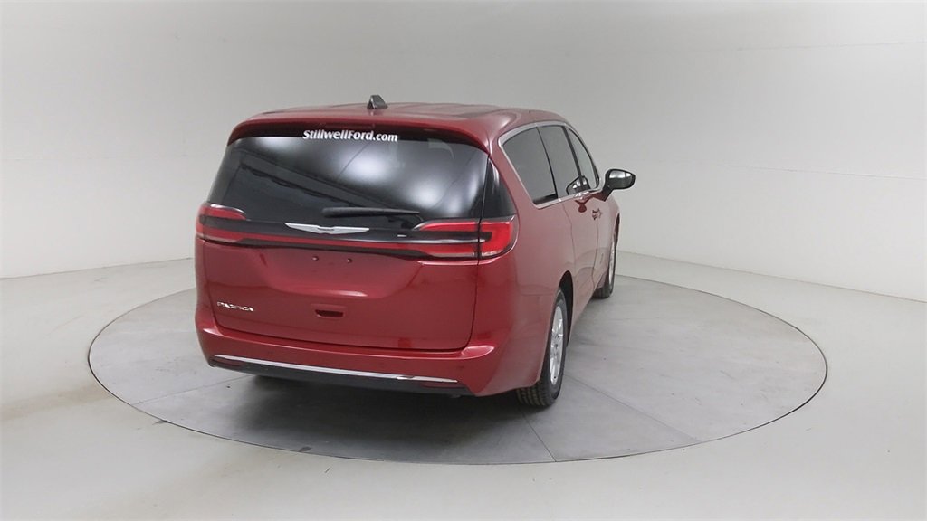 Used 2024 Chrysler Pacifica Touring-L image 14