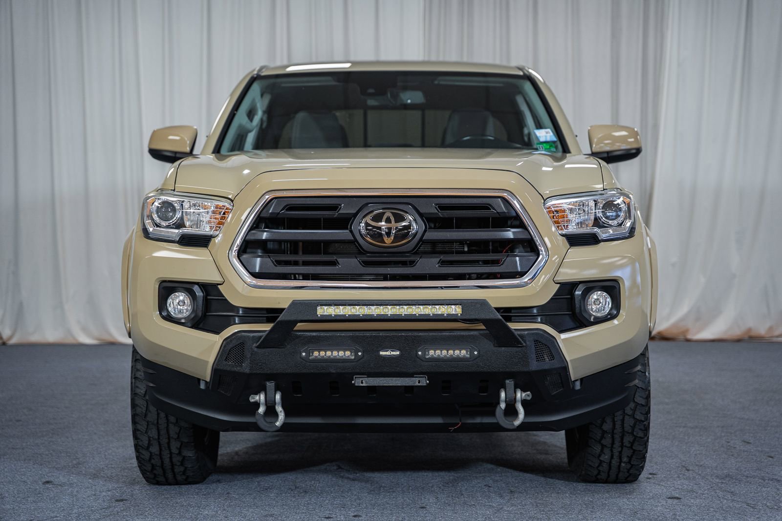 Used 2018 Toyota Tacoma SR5 AWD/4WD image 2