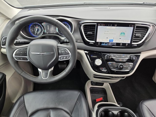 Used 2024 Chrysler Pacifica Touring-L FWD image 11