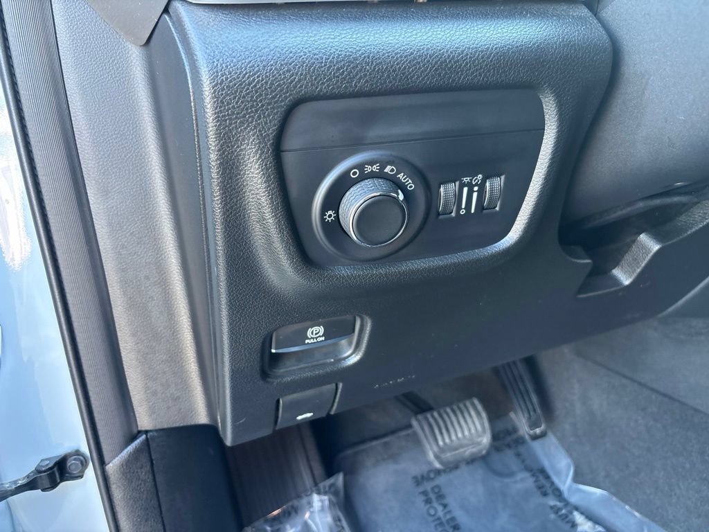 Used 2022 Jeep Grand Cherokee Altitude AWD/4WD image 15