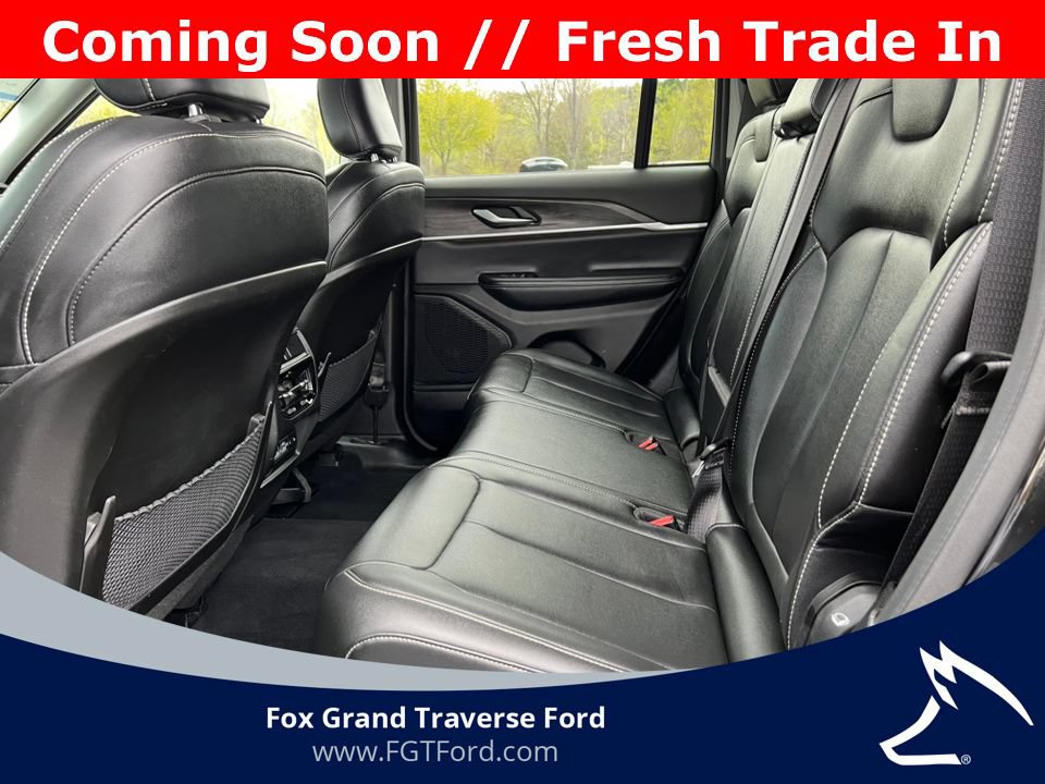 Used 2023 Jeep Grand Cherokee Limited AWD/4WD image 4
