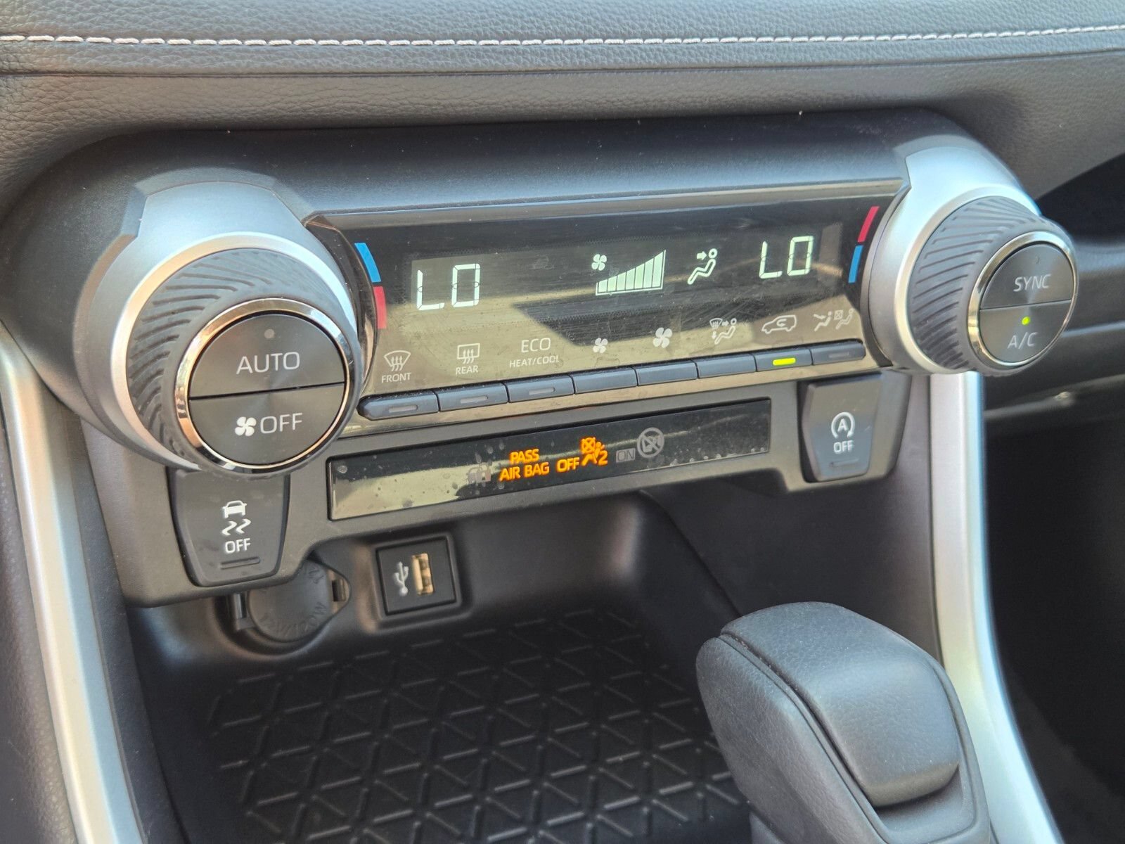 Used 2025 Toyota RAV4 XLE FWD image 22