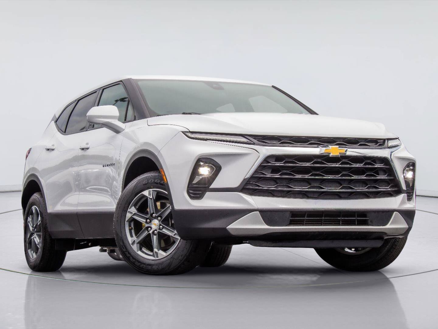 Used 2025 Chevrolet Blazer LT FWD image 2
