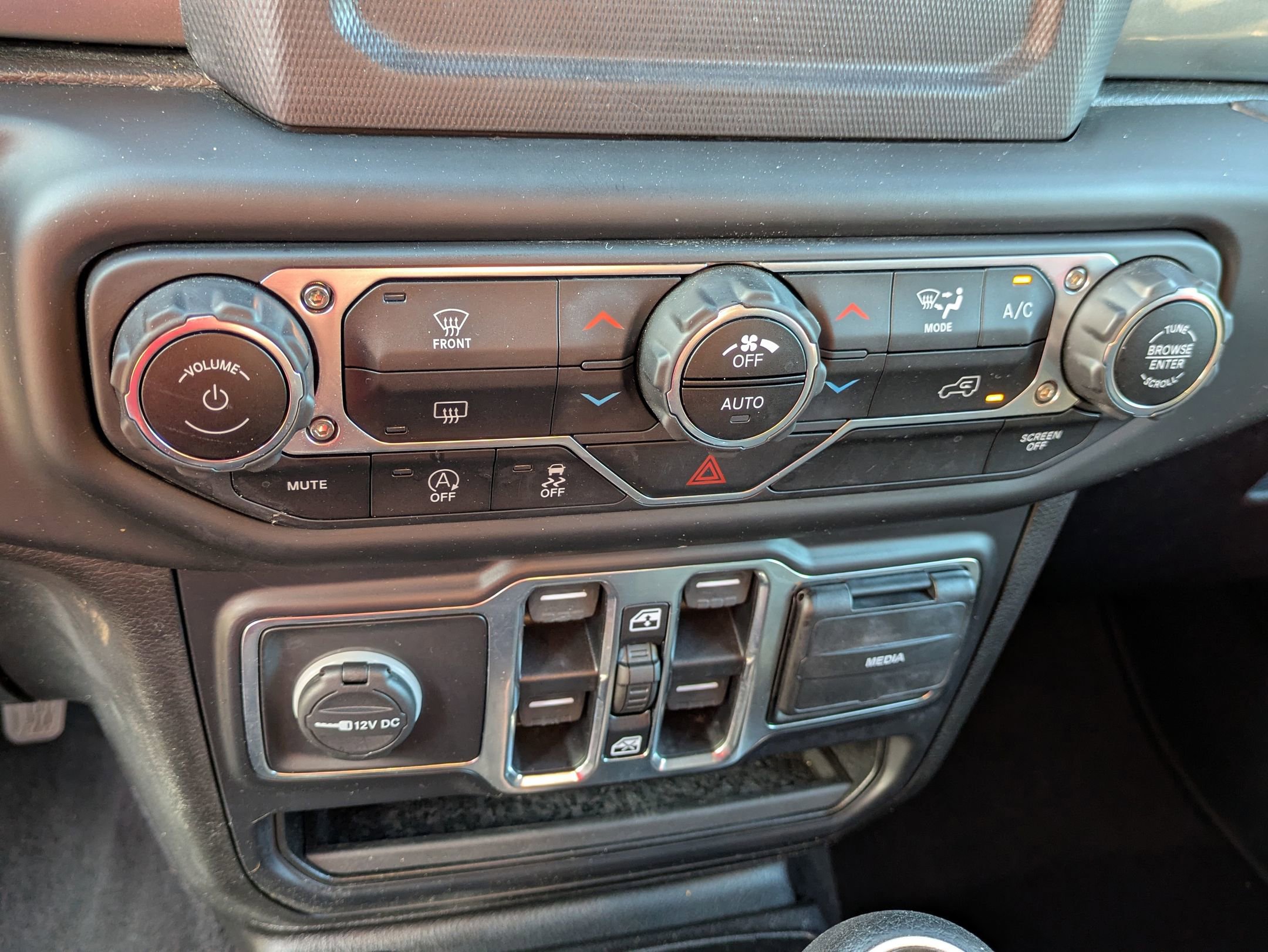 Used 2020 Jeep Wrangler Unlimited Sahara image 25