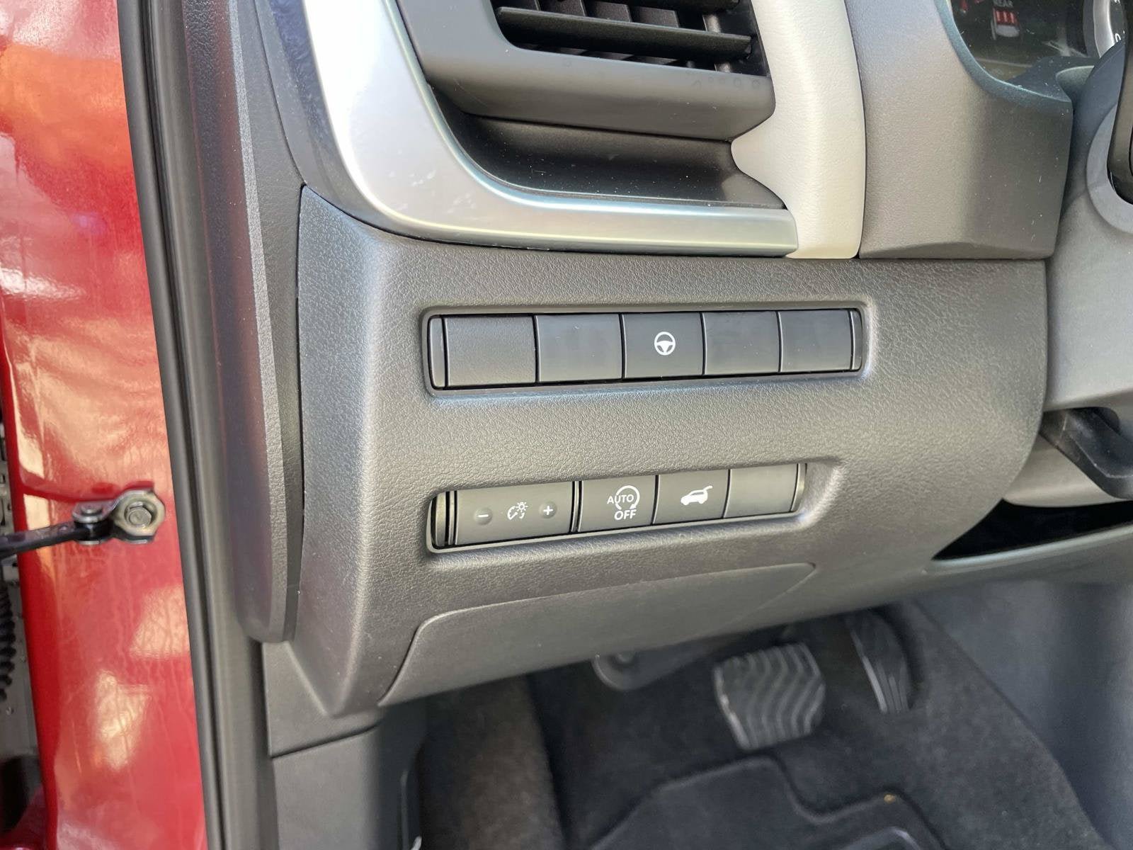 Used 2025 Nissan Rogue SV AWD/4WD image 18