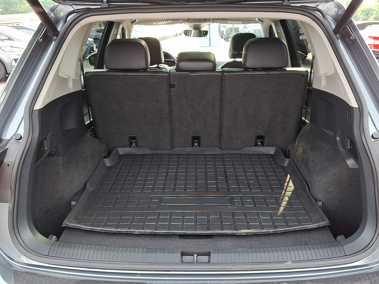 Used 2020 Volkswagen Tiguan SEL AWD/4WD image 30